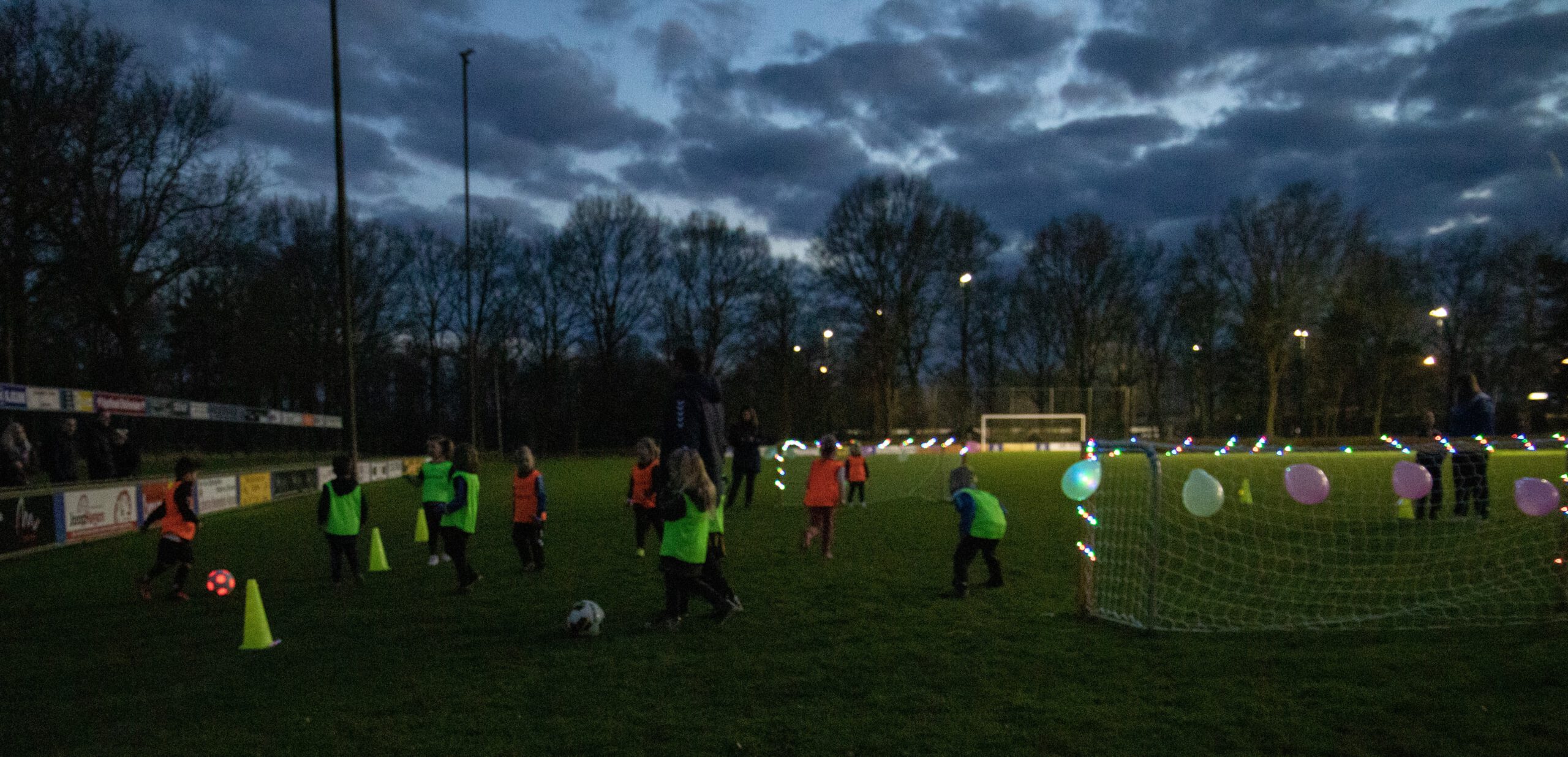 Lees meer over het artikel Glow in the Dark voetbal voor 4-, 5- en 6-jarigen een groot spektakel